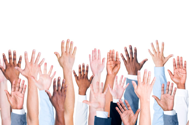 Manos de personas levantadas